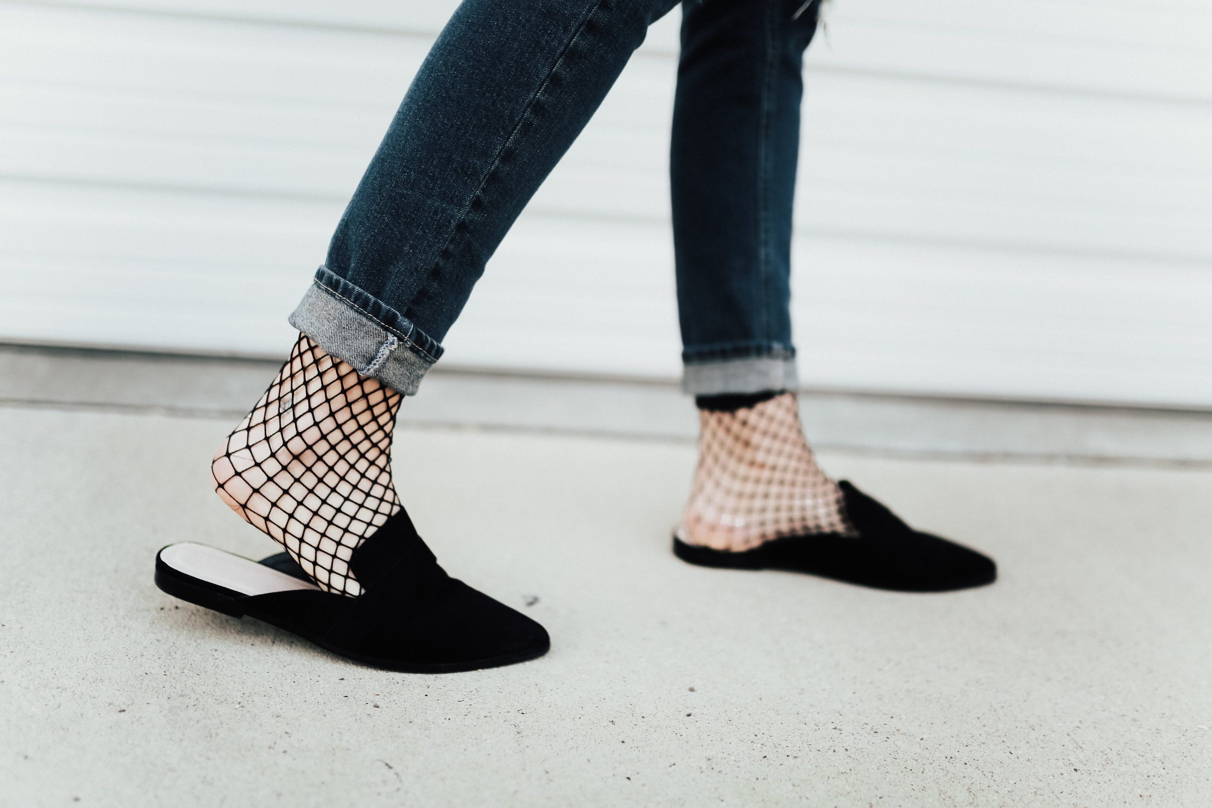 Pittsburgh Life & Personal Style Blogger, Jenna Boron, wearing flat mules for Spring 2017